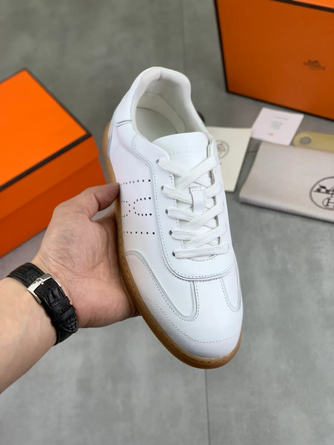 Men's Men's Shoes P600 New Top Version Original Order Hermes Men's Drift Sneaker Summer New Casual Sports Shoes Original Purchased, Developed and Made H Family Men's Classic Series Technological Breathable Fabrics and Cowhide Casual Sports Shoes Casual Sports Dad Shoes combine high-tech breathable materials and cowhide, with H Family exclusive button decoration on the side. The outsole is full of H italic design and bright colors to show vitality and continue the brand design inspiration. Stroll around the city lightly and feel free and comfortable. Delivered in exquisite packaging 🛍📦 ▪️Fabric: original customized breathable material + first-layer cowhide ▪️Inner: cowhide feet ▪️Outsole: molded and evacuated PU+TPU material ▪️Size: 35-45 Multiple colors available Premium packaging